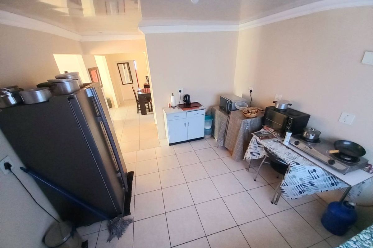 Three bedrooms house for sale in Atteridgeville - Photo 4