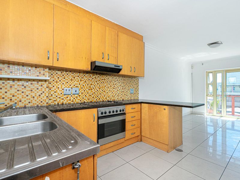 Entertain in Style: Luxurious Penthouse with Rooftop Retreat - Photo 5