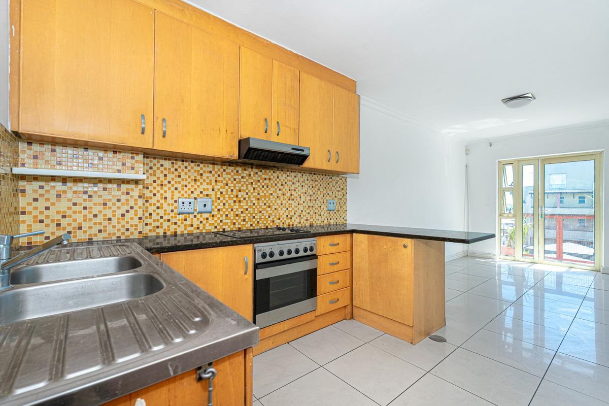 Entertain in Style: Luxurious Penthouse with Rooftop Retreat - Photo 5