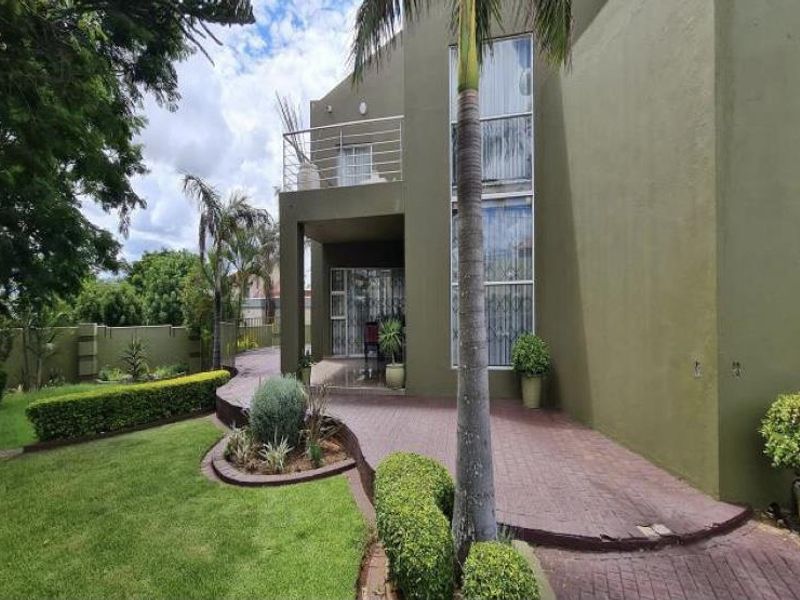 Stunning Luxury Home for Sale in Sterpark, Polokwane - Photo 2