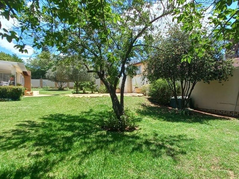4 Bedroom/2 Bathroom Family Home with pool - Photo 3