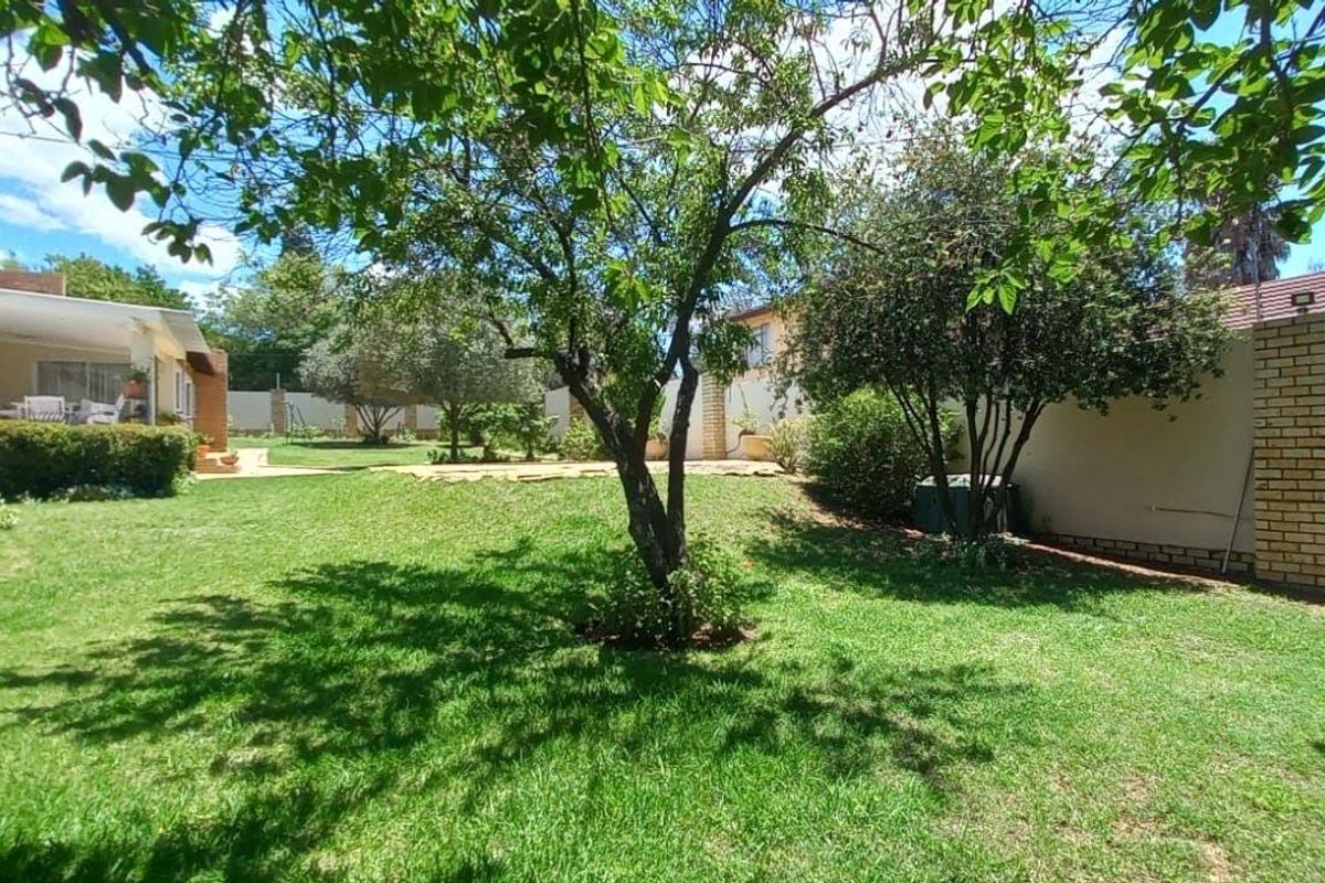 4 Bedroom/2 Bathroom Family Home with pool - Photo 3