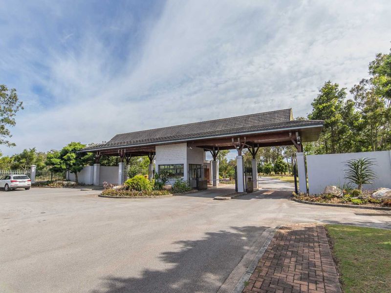 Wedgewood Golf Estate Living: Golf, Nature & Work-from-Home Comfort! - Photo 2