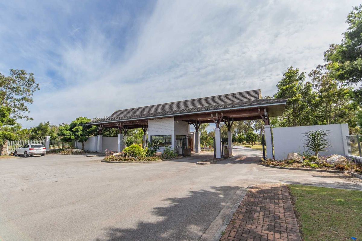 Wedgewood Golf Estate Living: Golf, Nature & Work-from-Home Comfort! - Photo 2