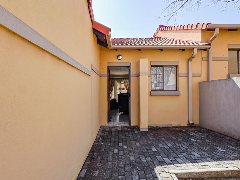 BRIGHT AND SPACIOUS TWO-BEDROOM HOME IN MOOIKLOOF RIDGE ESTATE - Photo 3