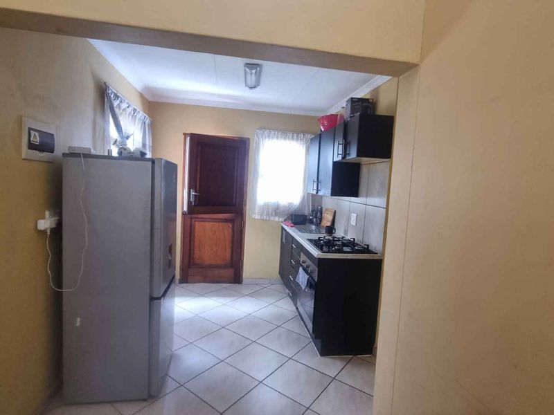 Spacious 2-Bedroom Home in a Perfectly Managed Estate - Photo 5