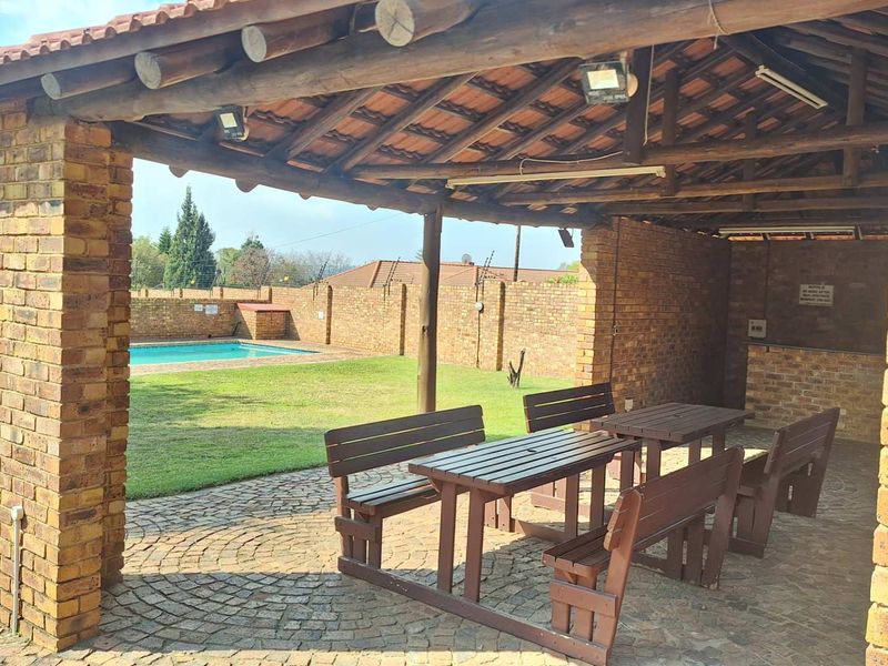 Beautiful 3 Bedroom Townhouse With Loft - Photo 1