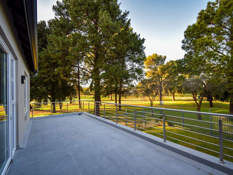 Large corner home in the popular Taemane Golf View Estate - Moreleta Park - Photo 3