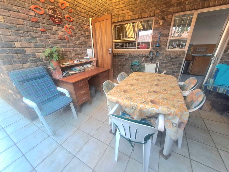 Very Spacious Townhouse for Sale - Photo 2