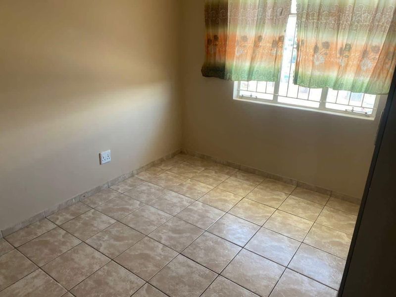 New renovated Two bedroom flat for sale in Katutura - Photo 5