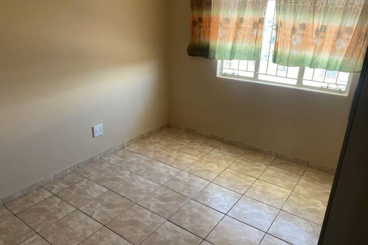 New renovated Two bedroom flat for sale in Katutura - Photo 5