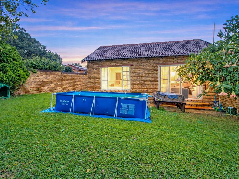 Perfect Lock-Up and Go Townhouse with Private Garden - Photo 10