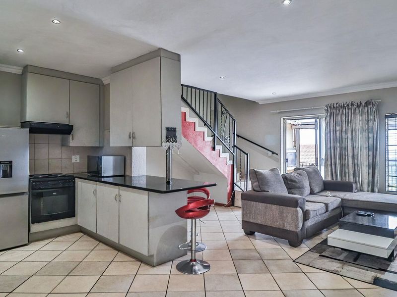 Spacious Double-Story Townhouse in La Montagne - Photo 4
