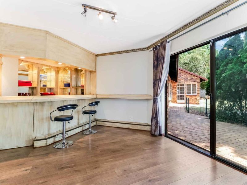 A SINGLE-STOREY FAMILY HOME IN A SECURE BOOMED AREA, WITH A MASSIVE GARDEN -  JUST SOUNDS WONDERFUL - Photo 10