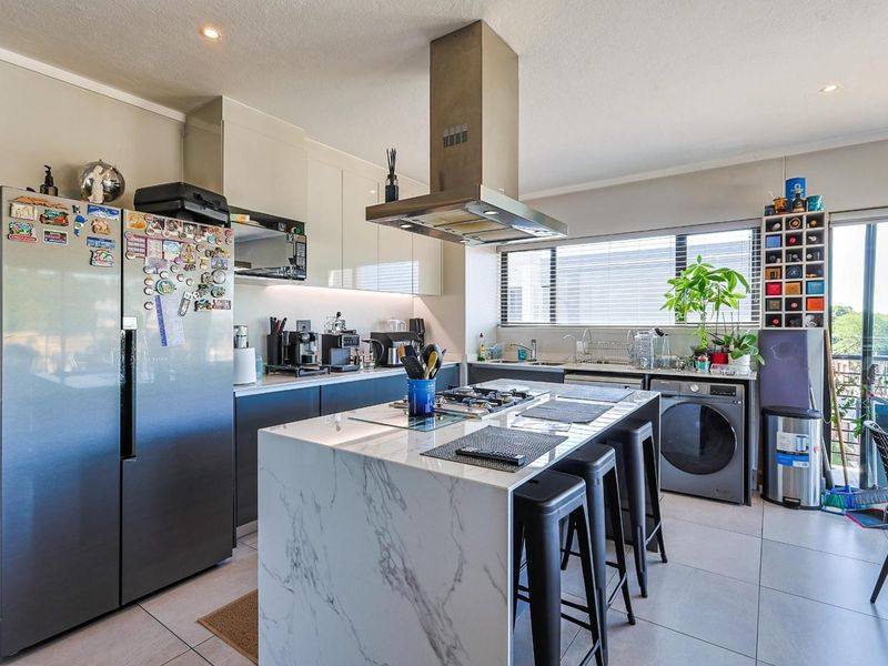 Elevated Living: An Eco-Chic Luxury Penthouse - Photo 10