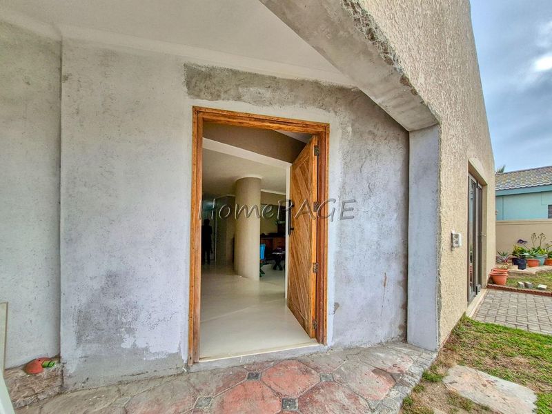 Meersig, Walvis Bay:  Spacious 3 Bedr Home with 1 Bedr Flat is for sale - Photo 3
