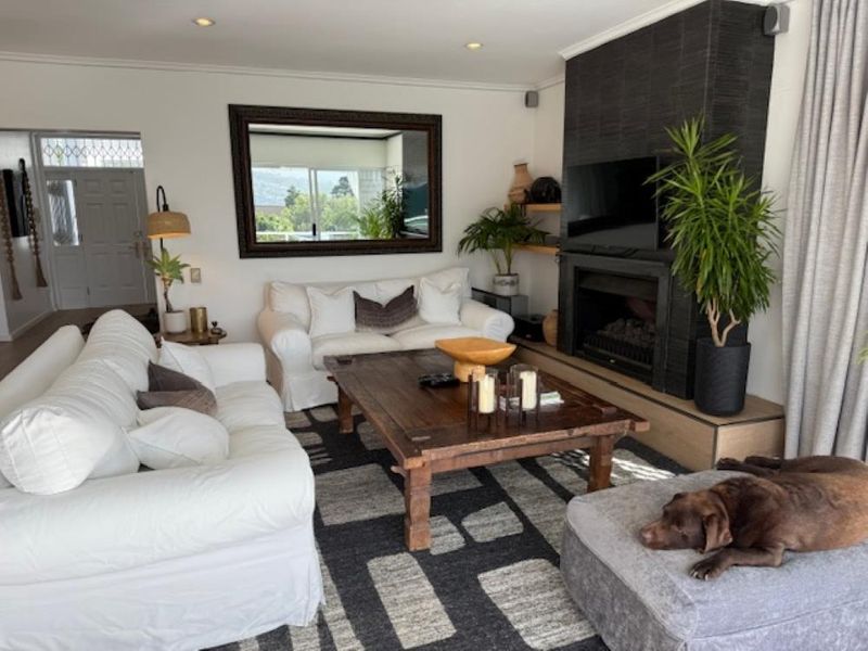 Stylish , Sunny , Home with Views - Photo 2