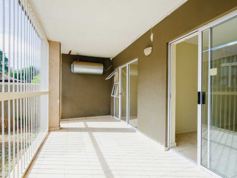 Spacious 2-Bed, 1-Bath Apartment with Patio & Garden - Photo 10