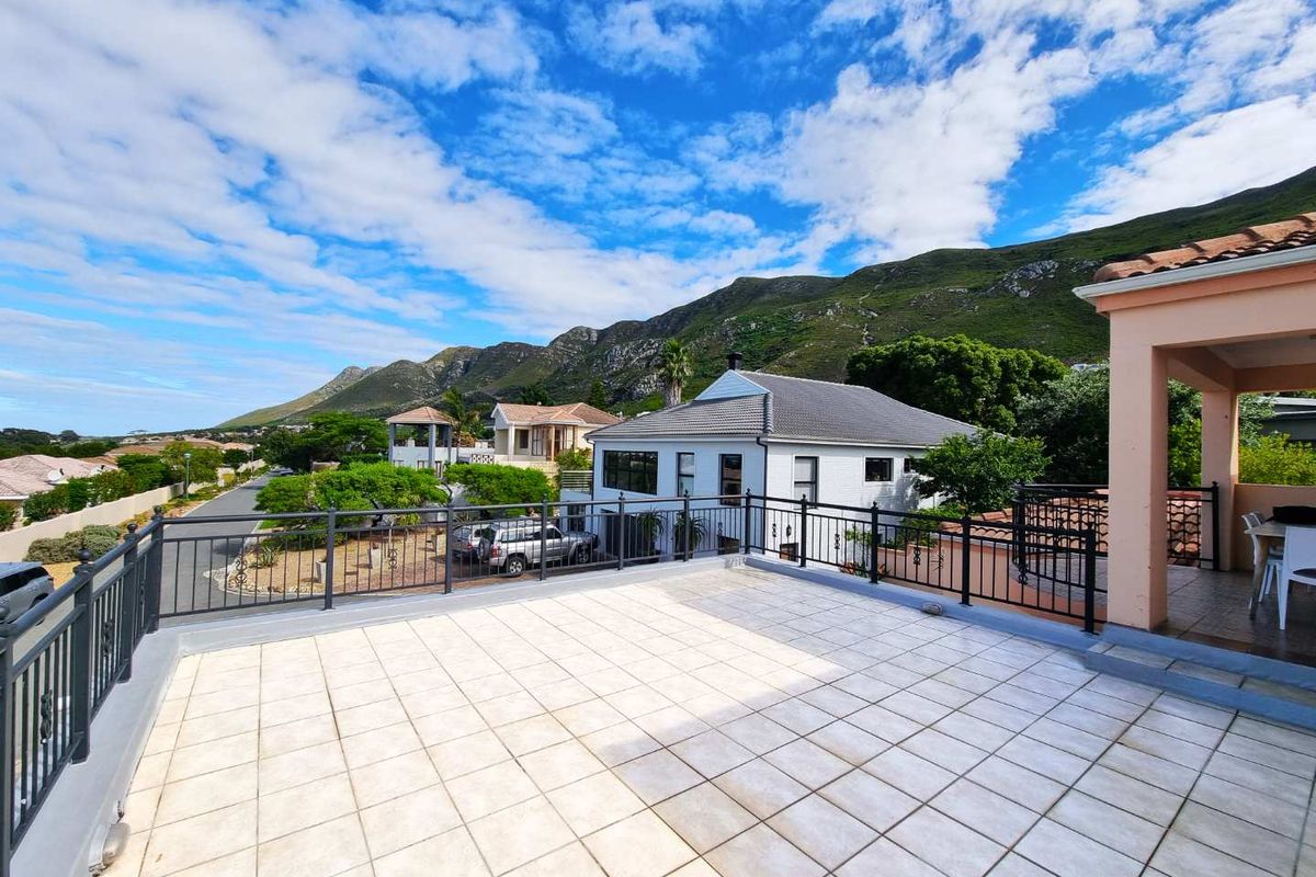 Luxury Family Living with Breathtaking Views - Photo 5