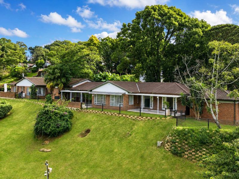 Spacious Face-Brick Family Unit with Modern Finishes, Views & Excellent Entertainment Flow - Photo 1