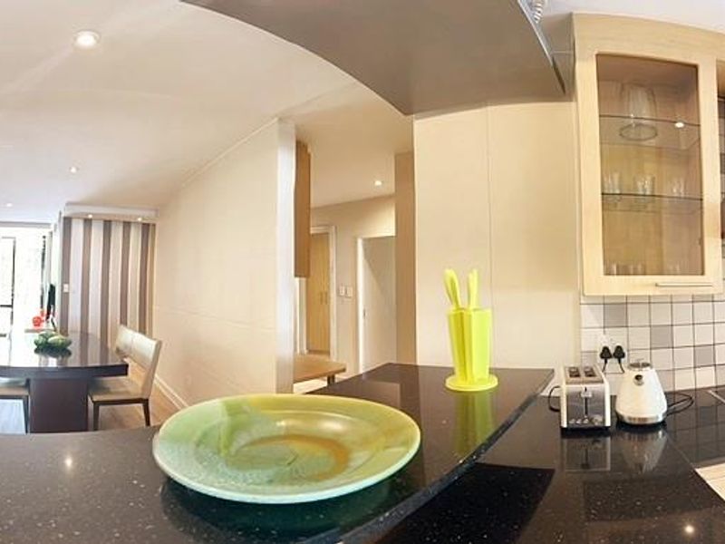 3 BED 3 BATH FULLY FURNISHED APARTMENT BENMORE - Photo 3