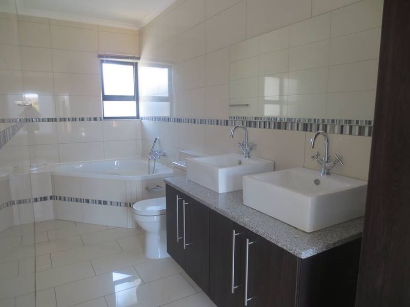 SOUGHT-AFTER, UPMARKET COMPLEX IN KLEINE KUPPE "IMOLA"!! - Photo 4