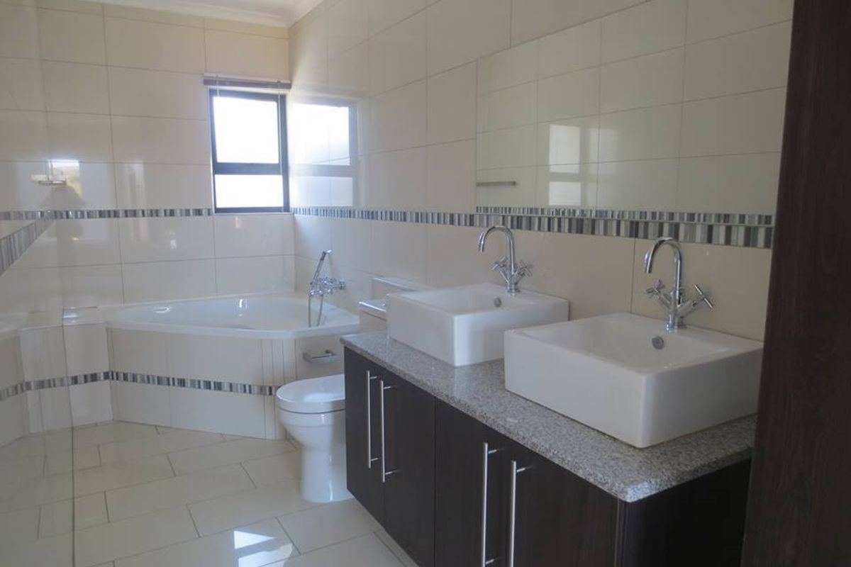 SOUGHT-AFTER, UPMARKET COMPLEX IN KLEINE KUPPE "IMOLA"!! - Photo 4