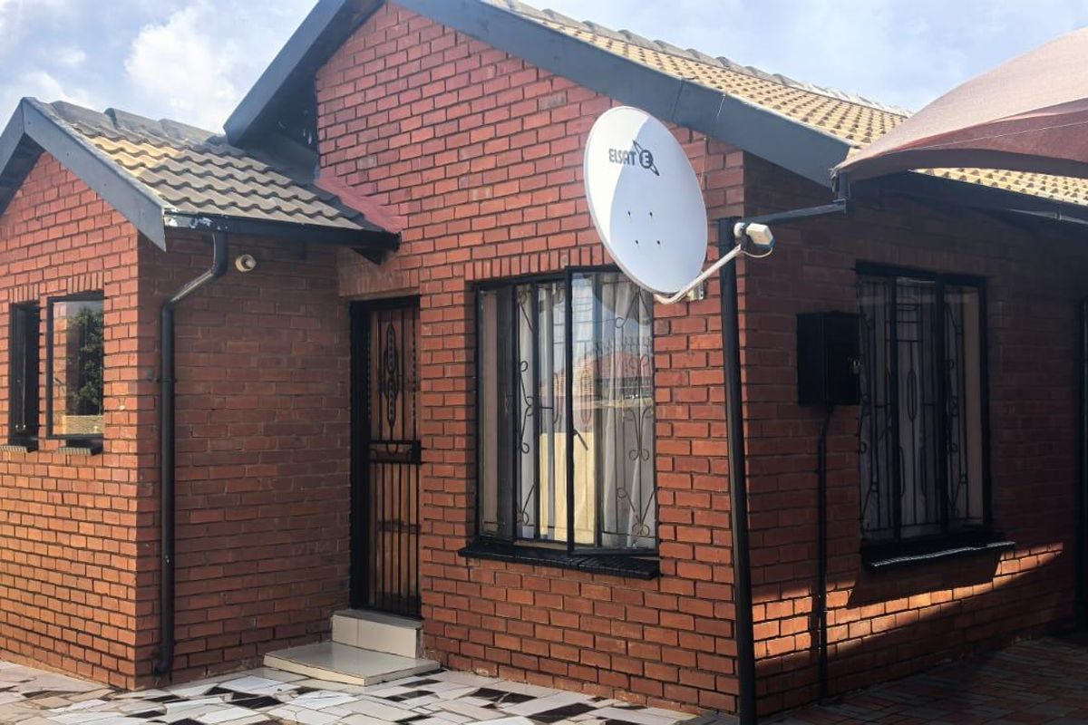 Two  bedroom house for sale in Soshanguve w w - Photo 4