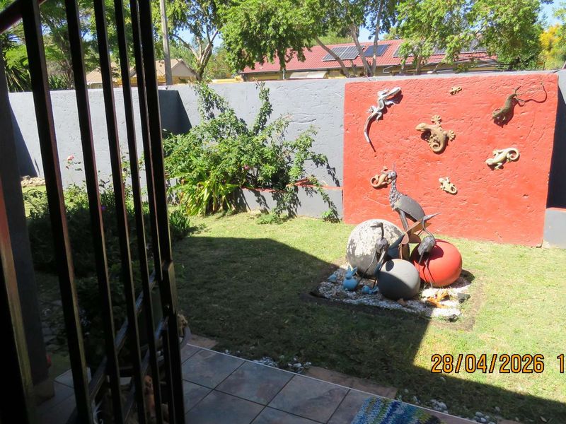 Spacious Family Living with Flexible Flatlet Potential - Photo 3