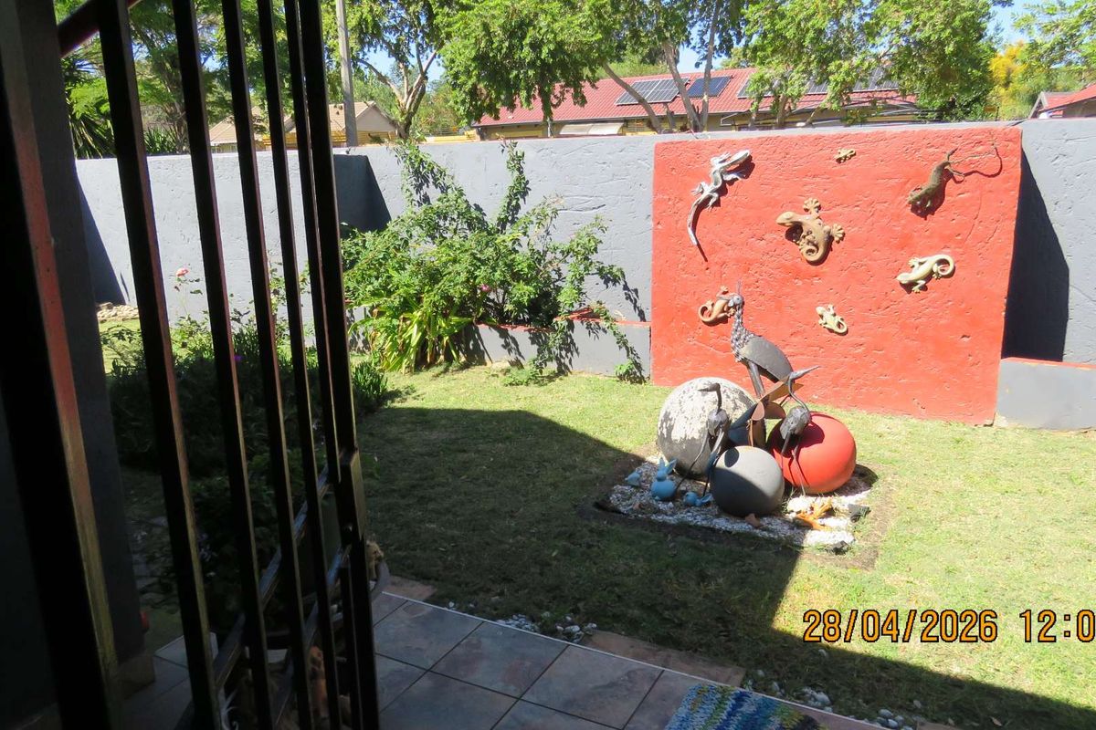 Spacious Family Living with Flexible Flatlet Potential - Photo 3