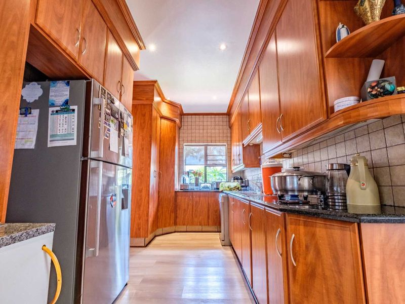 "Luxurious Double-Storey Home in Exclusive Beyerspark Estate" - Photo 5