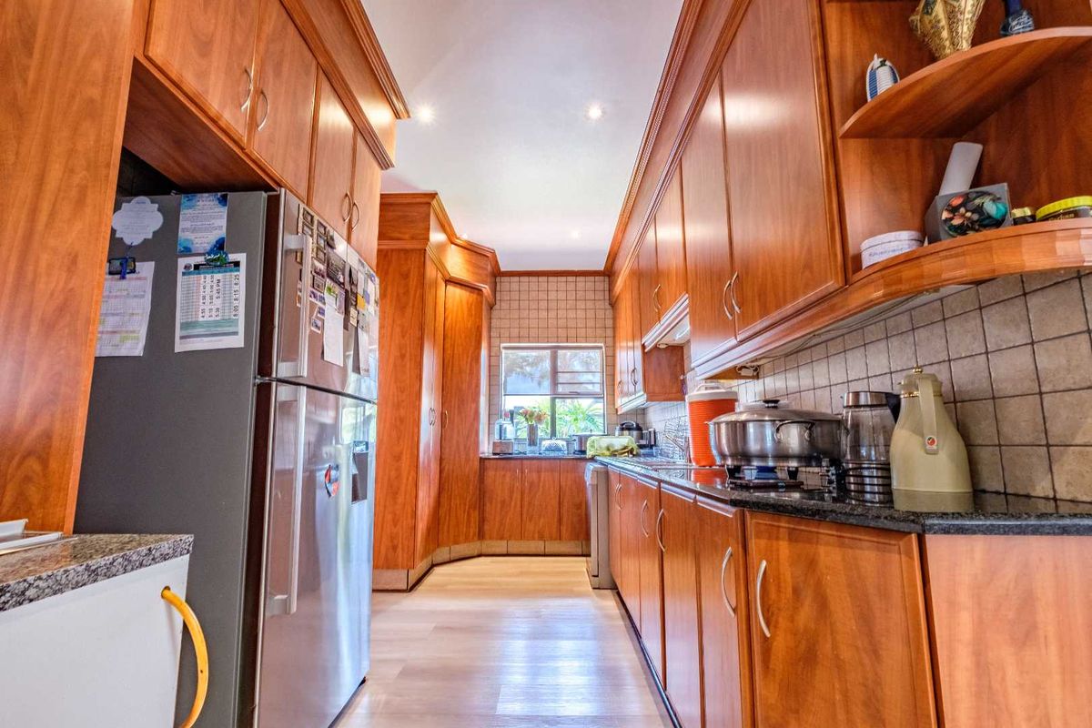 "Luxurious Double-Storey Home in Exclusive Beyerspark Estate" - Photo 5