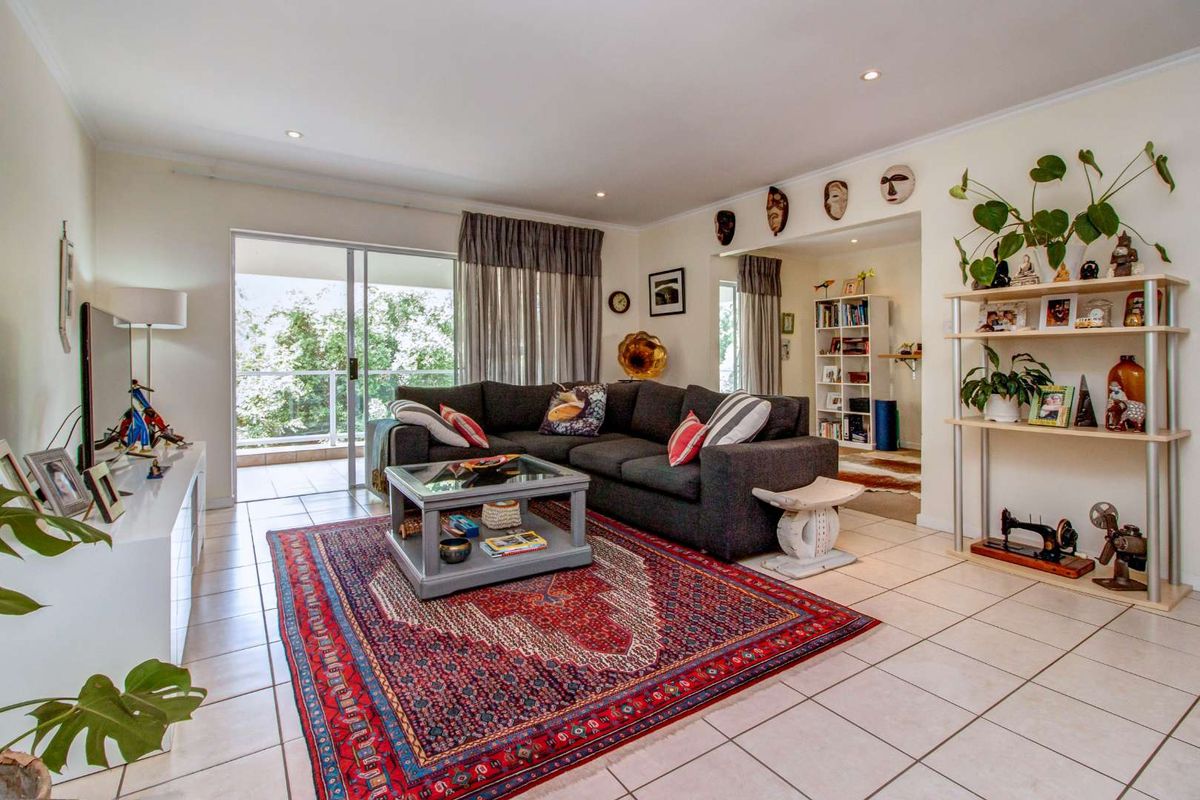 SPACIOUS 2 BED PLUS A TV ROOM/STUDY 165 SQM IN BRYANSTON FOR SALE - Photo 3