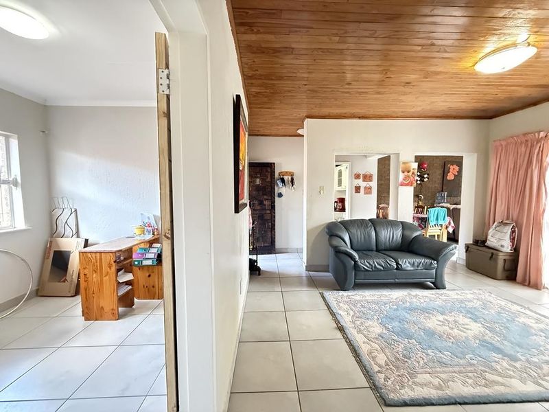 Prime 3 Bedroom Townhouse in Constantia Kloof with Solar and Double Garage - Photo 7