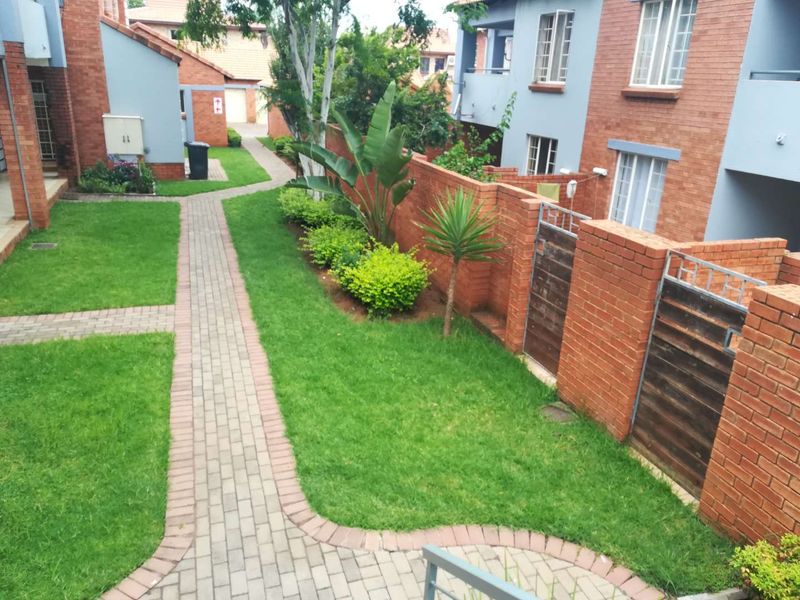Spacious Top Unit To Rent. Available 1 August 2026 - Photo 8