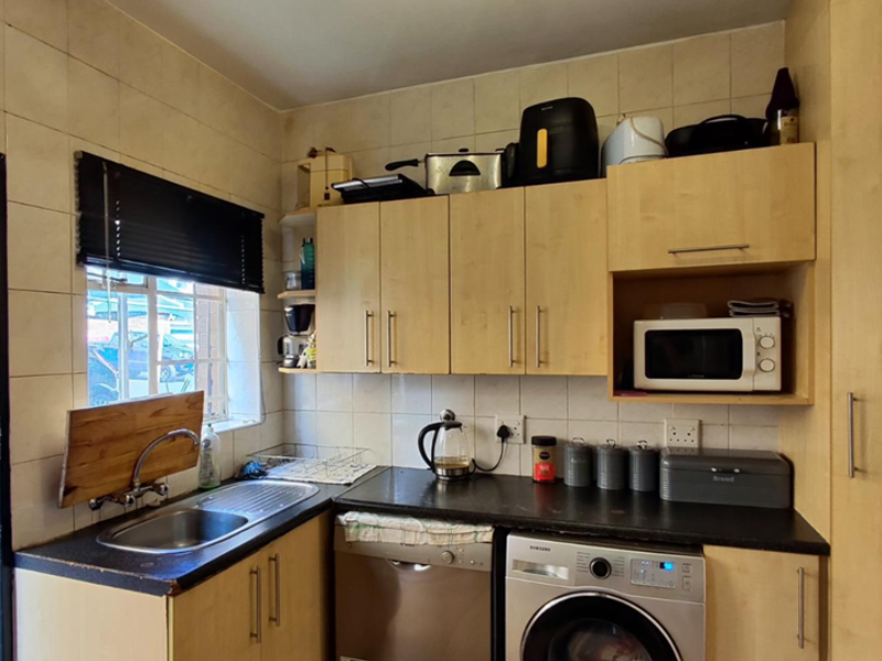 This lovely unit is up for grabs! Perfect for first time home buyers or start up family. - Photo 2