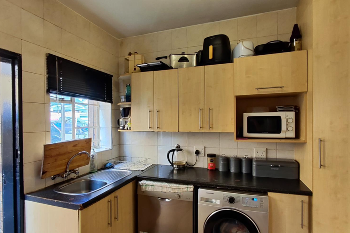 This lovely unit is up for grabs! Perfect for first time home buyers or start up family. - Photo 2