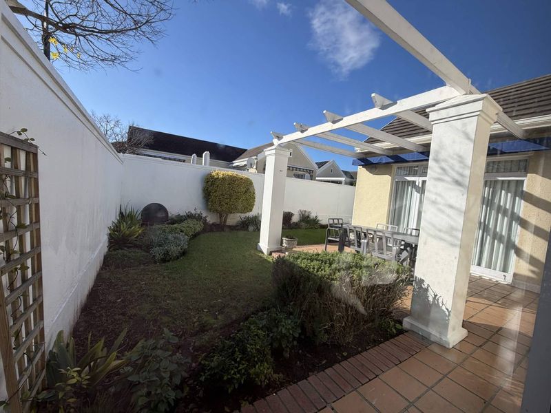 Modern & Elegant Home in secure estate - Photo 4
