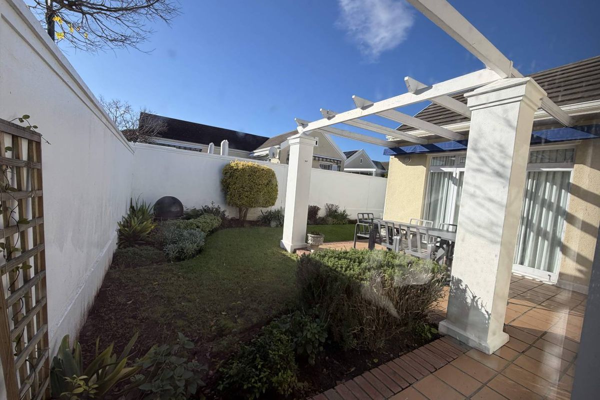 Modern & Elegant Home in secure estate - Photo 4