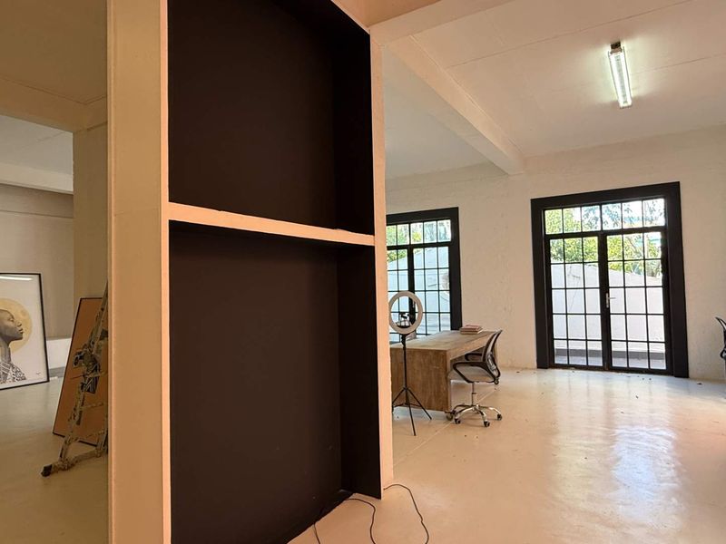 139m2 office to let in Urban Hub with balcony - Photo 9