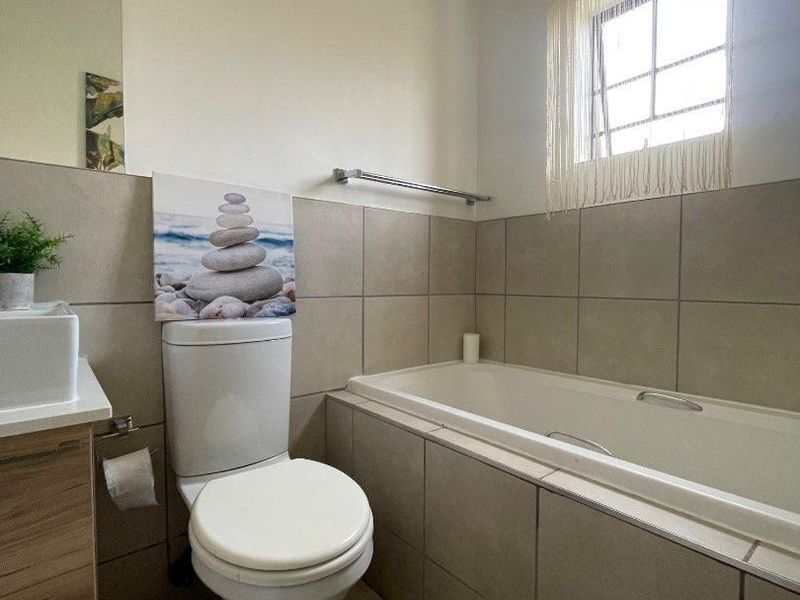 To Rent - Family-Friendly 4-Bedroom Unit Close to Shopping & Schools - Photo 9