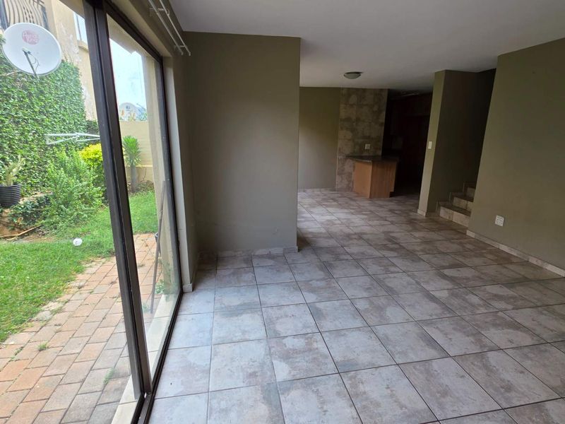 3 Bedroom 2.5 Bathroom Townhouse in Melodie - Photo 2