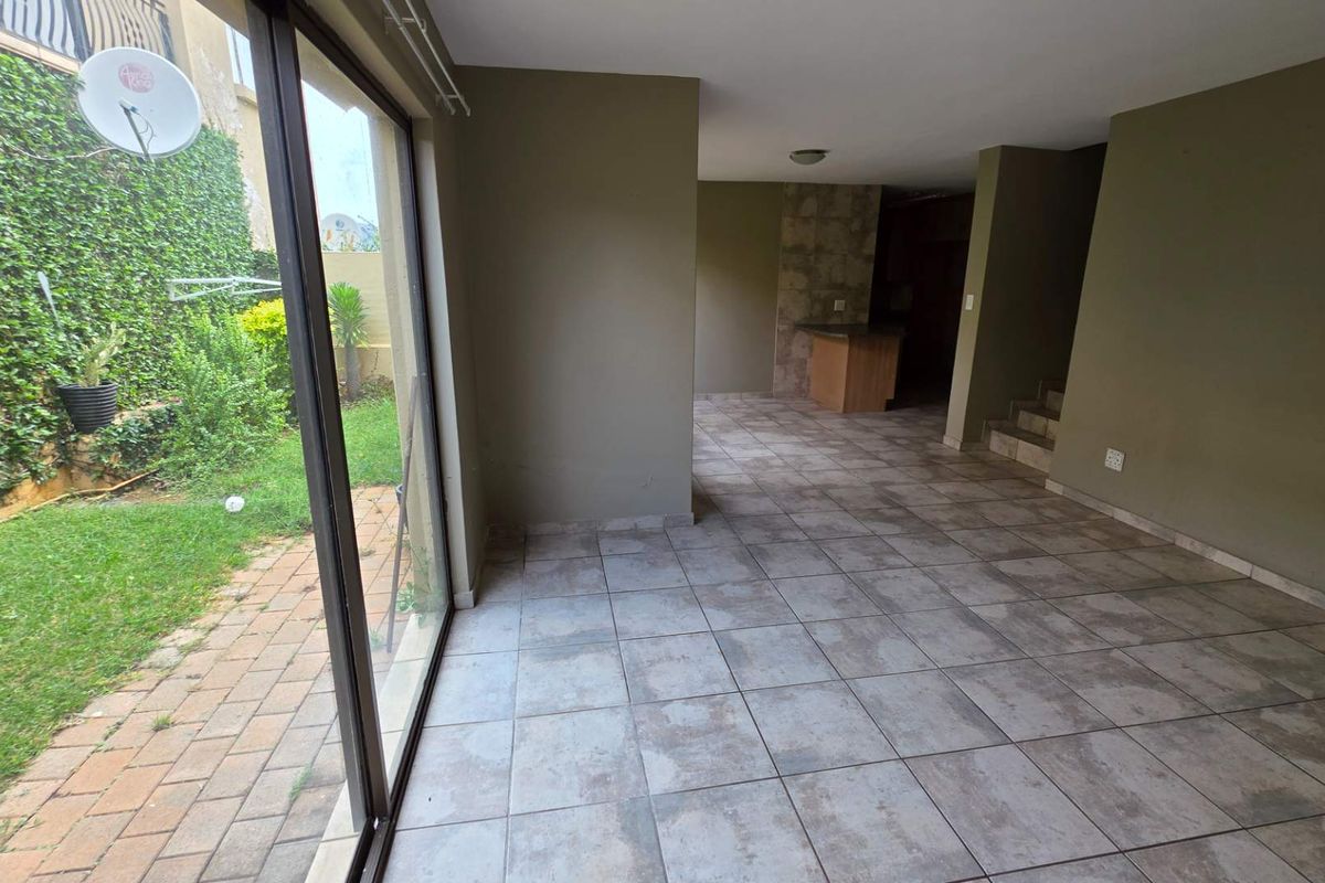 3 Bedroom 2.5 Bathroom Townhouse in Melodie - Photo 2