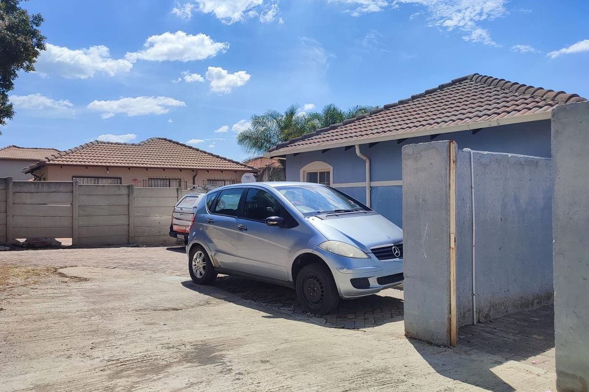 5 Bedroom House for Sale in Cosmo City - Photo 3