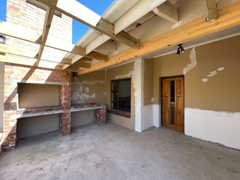 Restore the Charm – Spacious Hartenbos Central Home with Pool & Wooden Floors - Photo 4