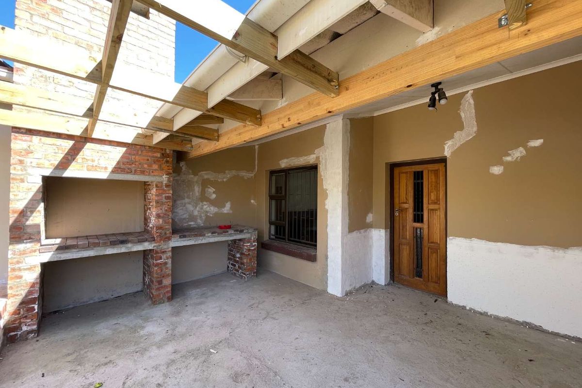 Restore the Charm – Spacious Hartenbos Central Home with Pool & Wooden Floors - Photo 4