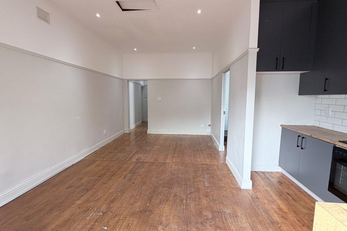 House + Flat - Photo 2