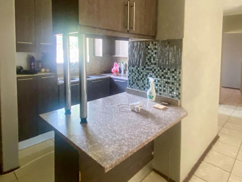 Top-Floor Gem in Oakwood: Cozy 2-Bed with Balcony! - Photo 7