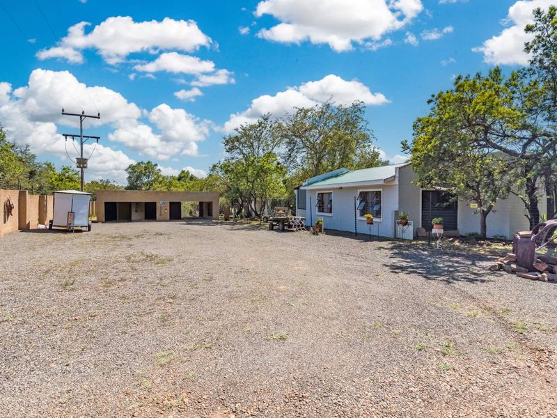 Hekpoort farm bliss: 4 homes, River frontage and Income potential - Photo 8