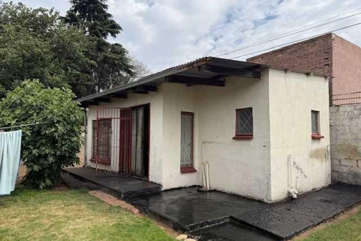 Versatile Family Home with Two Income-Generating Flats - Photo 2